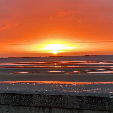 Gites "Plage" Ou "Pieds Dans L'Eau" En Front De Mer A Asnelles , 3Km D'Arromanches, 10Km De Bayeux Экстерьер фото