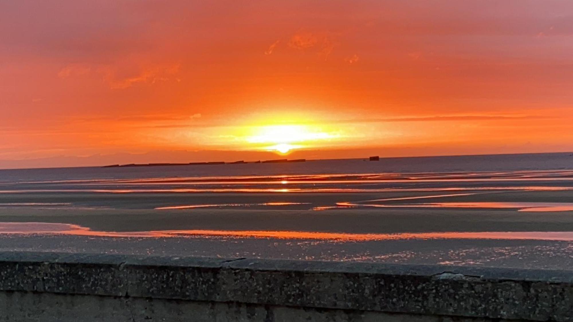 Gites "Plage" Ou "Pieds Dans L'Eau" En Front De Mer A Asnelles , 3Km D'Arromanches, 10Km De Bayeux Экстерьер фото